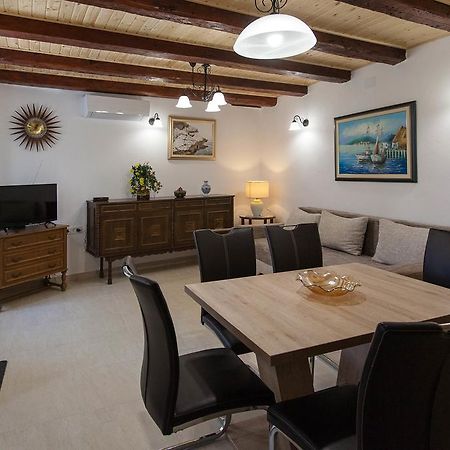 Holiday Home Nika Omisalj ภายนอก รูปภาพ