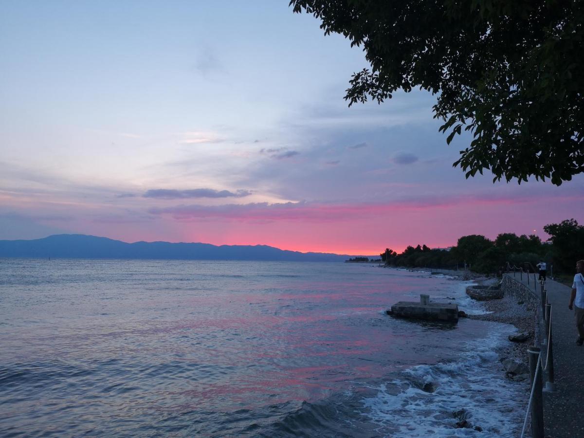 Holiday Home Nika Omisalj ภายนอก รูปภาพ