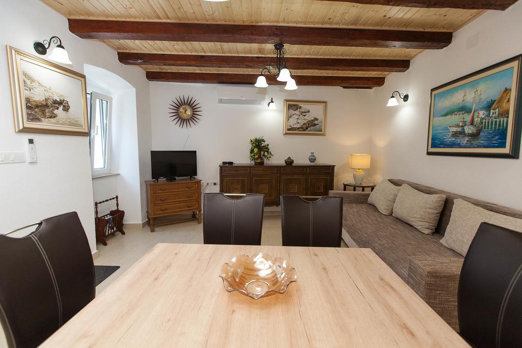 Holiday Home Nika Omisalj ภายนอก รูปภาพ