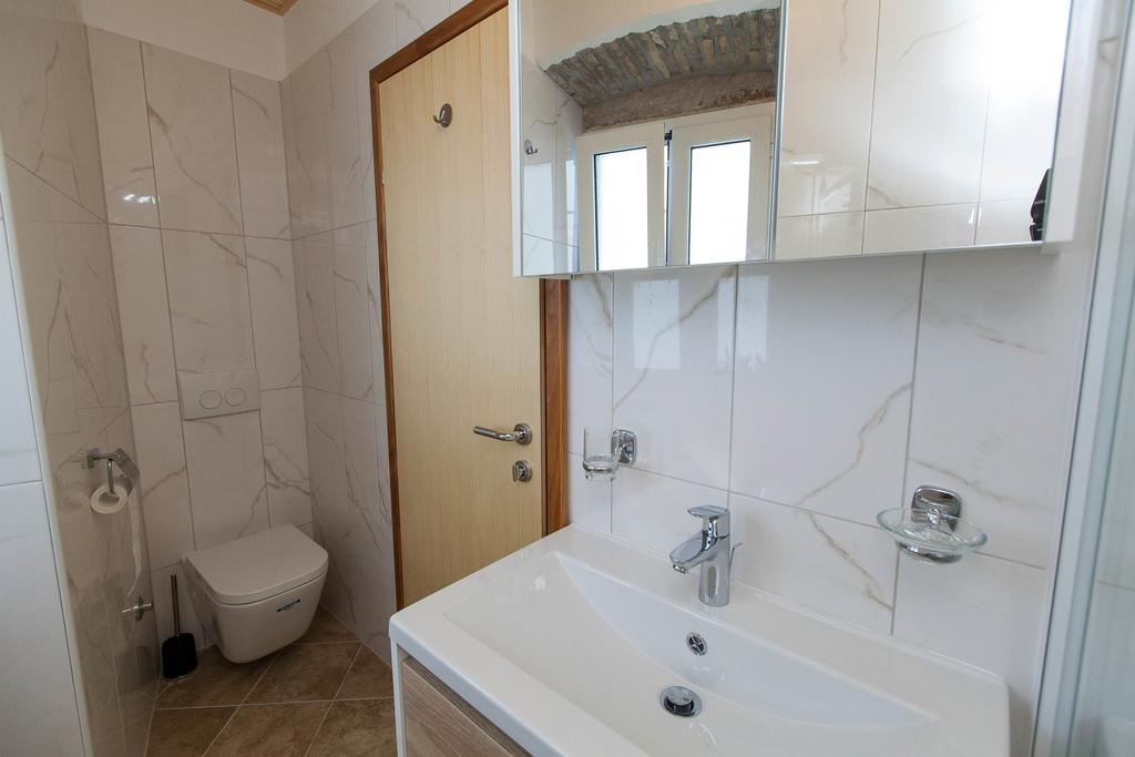Holiday Home Nika Omisalj ภายนอก รูปภาพ
