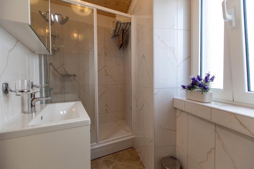 Holiday Home Nika Omisalj ภายนอก รูปภาพ