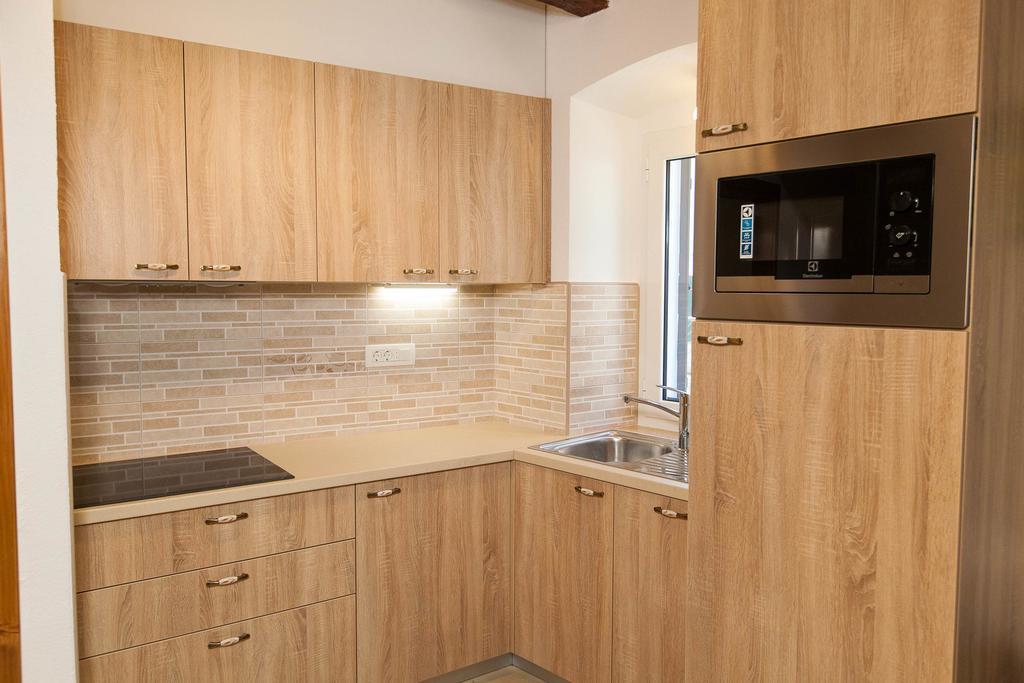 Holiday Home Nika Omisalj ภายนอก รูปภาพ