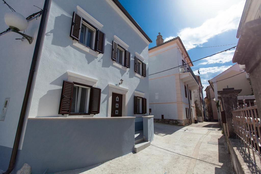 Holiday Home Nika Omisalj ภายนอก รูปภาพ