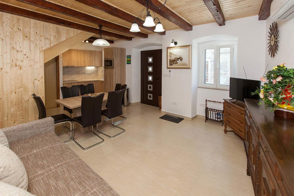 Holiday Home Nika Omisalj ภายนอก รูปภาพ