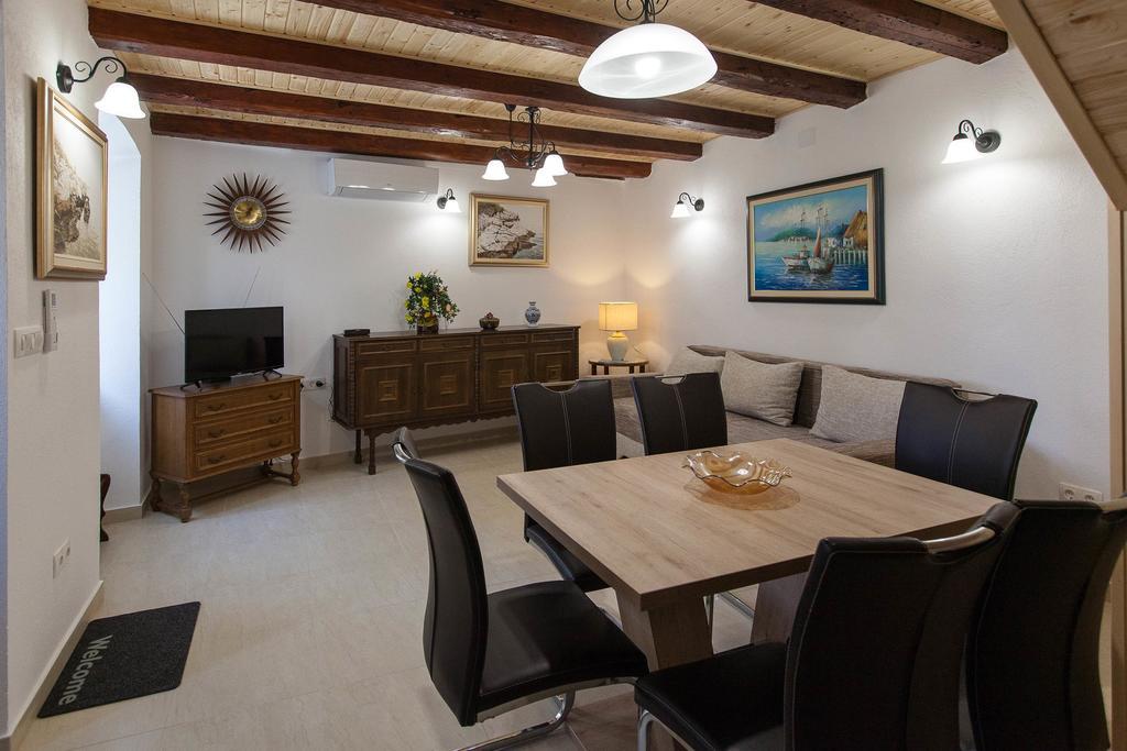 Holiday Home Nika Omisalj ภายนอก รูปภาพ